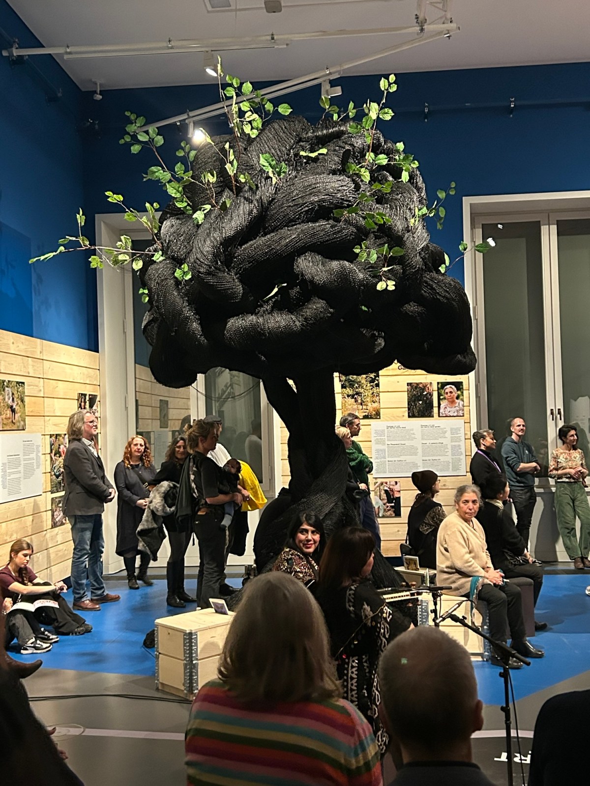 Verbunden mit der Welt. Wie postkolonialer Feminismus und Gärten zusammenhängen: Die temporäre Ausstellung im Humboldt Forum Dara&nbsp;Tûyê